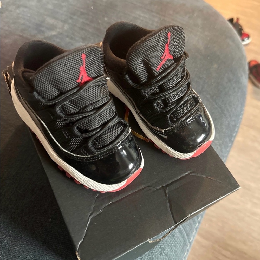 Jordan Toddler Black & Red Retro Low-Top Sneakers